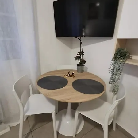 Апартаменты The Little Mozart Studio Йер